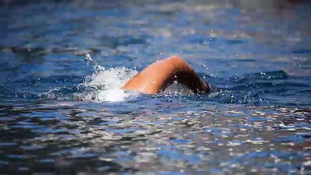 亚洲男子游泳自由泳，练习。理念:运动，健康。视频素材