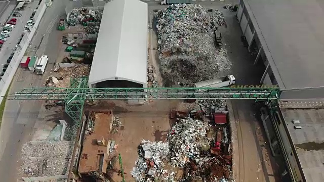 从上面俯瞰垃圾堆的可怕景象视频素材
