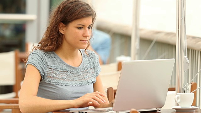 Excited woman reading good news in a laptop视频素材