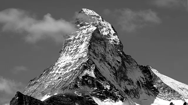 马特洪峰，山顶阳光的特写，移动云的时间流逝，泽马特，瑞士视频素材