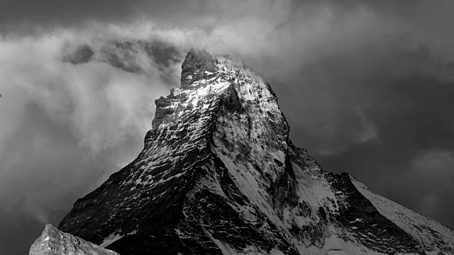 马特洪山，山峰的特写，移动的云和阳光的时间流逝，泽马特，瑞士，2 / 4视频素材