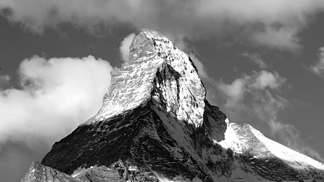 马特洪山，近距离的山峰，移动的云和阳光的时间流逝，泽马特，瑞士，3 / 4视频素材