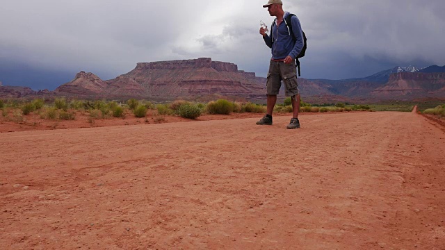 徒步旅行者在美国犹他州的沙漠中徒步旅行视频下载