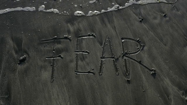 海浪抹去写在沙子上的恐惧视频下载