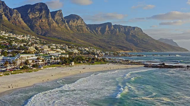 鸟瞰图在坎普斯湾海滩十二使徒山的背景，开普敦，南非视频素材