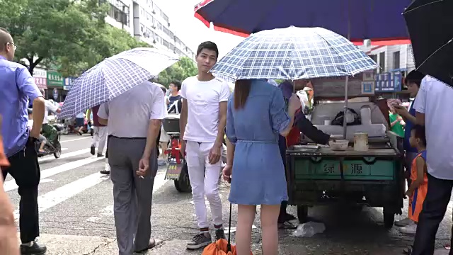 临春县庙会当天，人们在购物视频下载