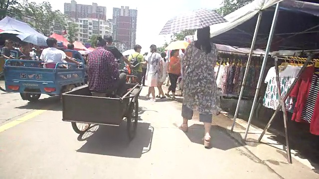 临春县庙会当天，人们在购物视频下载