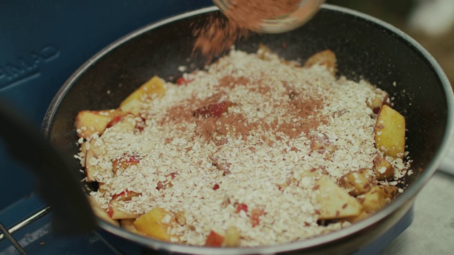 油桃，苹果，香蕉，燕麦，肉桂在燃气炉上煎锅视频下载