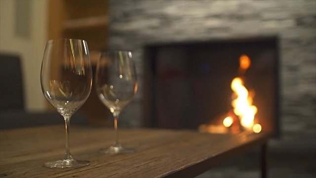 空酒杯和豪华度假村餐厅的壁炉。视频素材