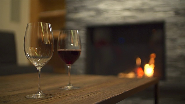 豪华度假村餐厅里的酒杯和壁炉。视频素材