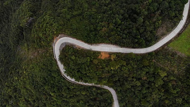 鸟瞰山间蜿蜒的道路视频素材