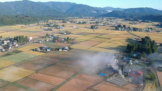 鸟瞰图早晨雾蒙蒙的景观，秋田，日本视频素材