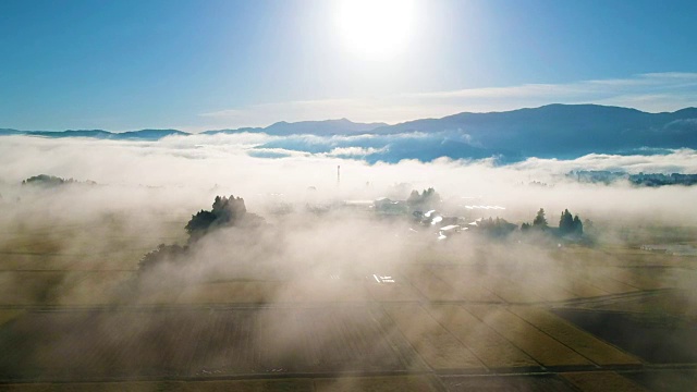 鸟瞰图早晨雾蒙蒙的景观，秋田，日本视频素材