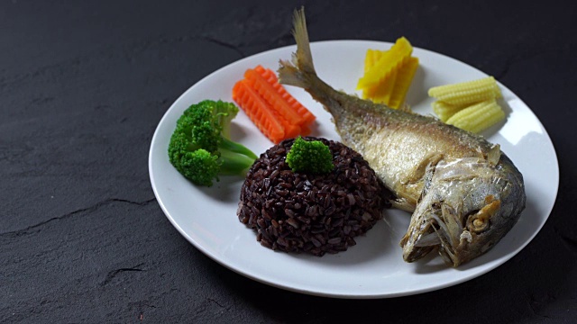 烤鲭鱼配糙米和蔬菜。视频素材