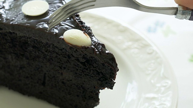 吃巧克力蛋糕。视频素材