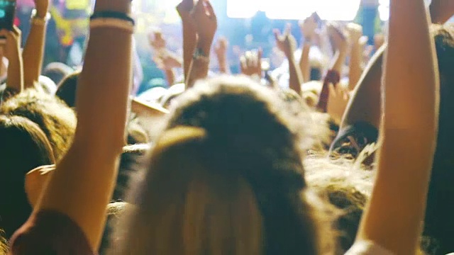 摇滚音乐会上热情的人群视频素材