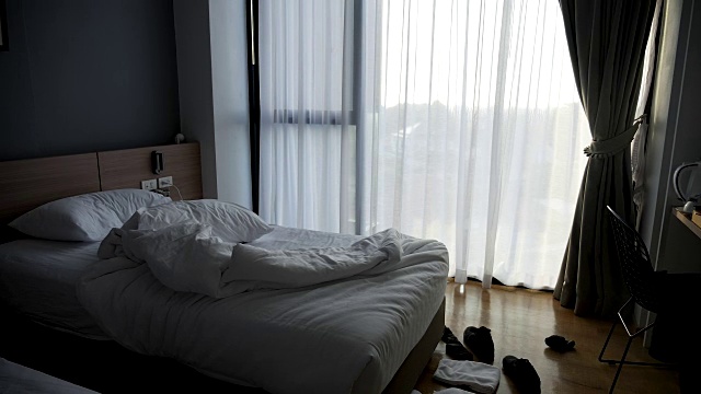 卧室室内晨光的位置。概念:度假、酒店、休闲、卧室。视频素材