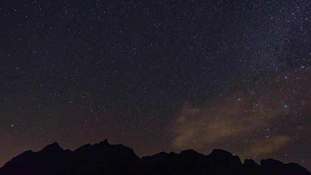 恒星星系和剪影山，Doi Luang Chiang道，延时视频视频下载