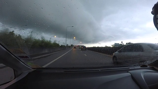 暴风雨来临前的汽车正面视图视频素材