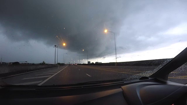 暴风雨来临前的汽车正面视图视频素材