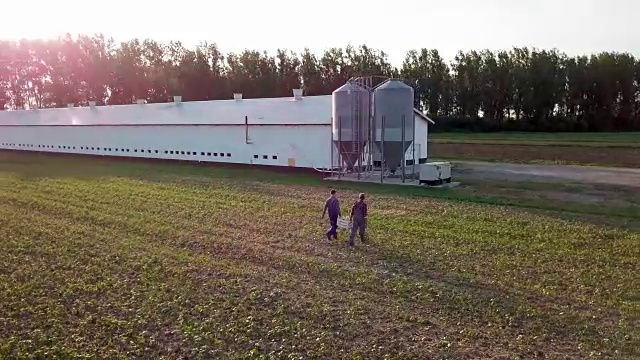 在田野上行走的农民/德比卡/波兰视频素材