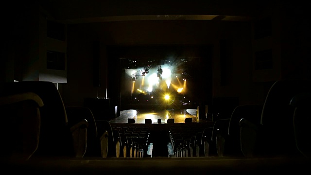 舞台灯光和烟雾。空荡荡的音乐会舞台上，灯火通明，烟雾弥漫。视频素材