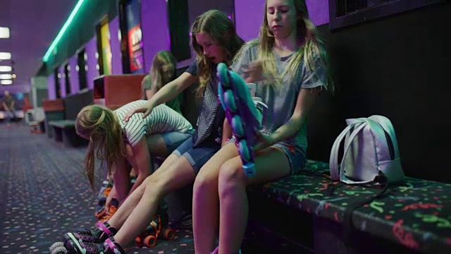 在美国犹他州奥勒姆溜冰场，微笑的女孩系着旱冰鞋视频素材