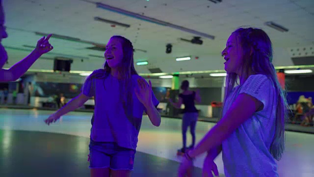 美国犹他州奥勒姆，女孩们在轮滑溜冰场跳舞唱歌视频素材
