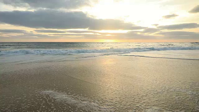 大西洋岸边美丽的日落。沙滩和海浪视频下载