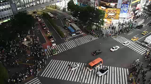 2018年4月30日，日本东京，涩谷——行人在日本东京涩谷区的人行横道。视频购买