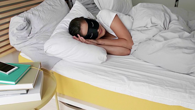 波兰，Chorzow，一个在卧室睡觉的女人视频素材
