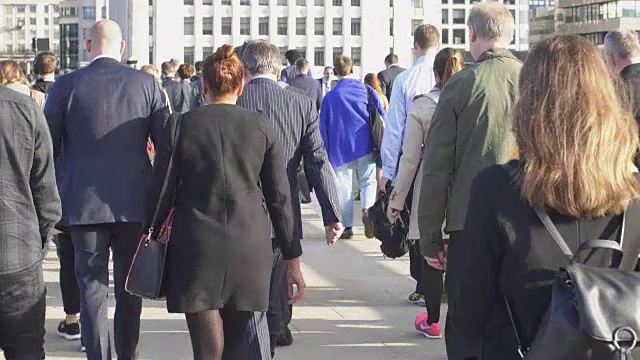 步行上班的通勤者后视图。SM视频素材