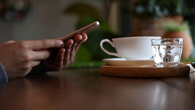 在咖啡店使用智能手机的女性视频下载