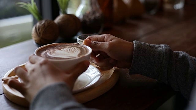 人们在咖啡馆喝咖啡的生活方式视频素材