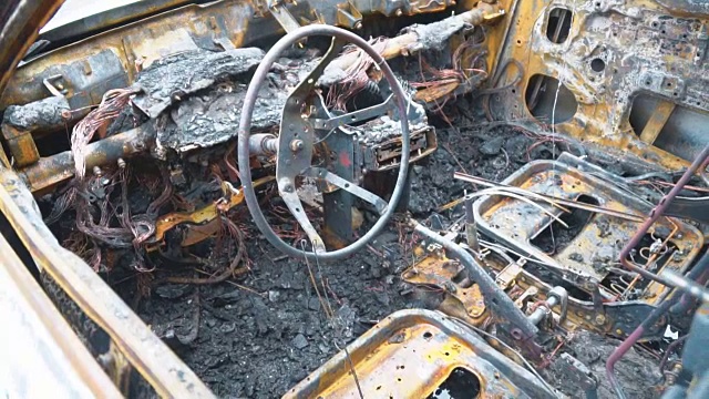 一场车祸后烧毁了一辆汽车。在视图中。视频素材