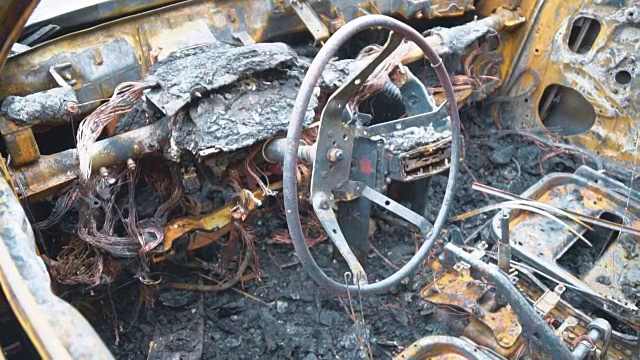 一场车祸后烧毁了一辆汽车。在视图中。视频素材