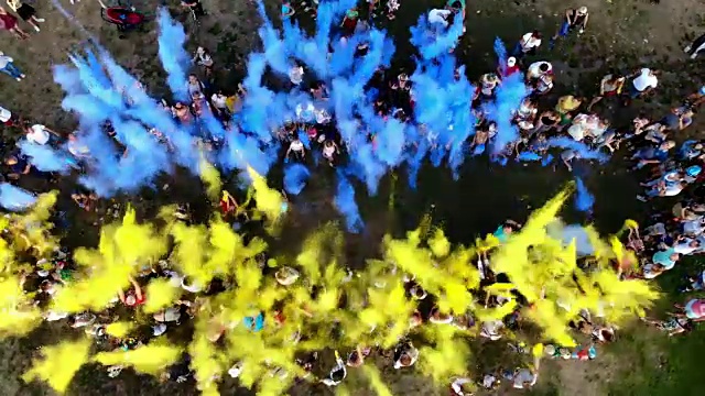 2018年8月24日，乌克兰，切尔卡西:无人机拍摄的空中视频，独立日庆典，彩色节日，人们在天空中抛出黄色和蓝色的油漆，国旗视频下载