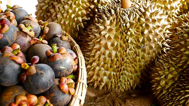 混合季节热带甜多汁水果，当地泰国市场。大月月榴莲，果皮坚硬，表面有尖锐的棱角，而山竹果、果王、果后，是最美味的抗氧化新鲜异域水果视频下载