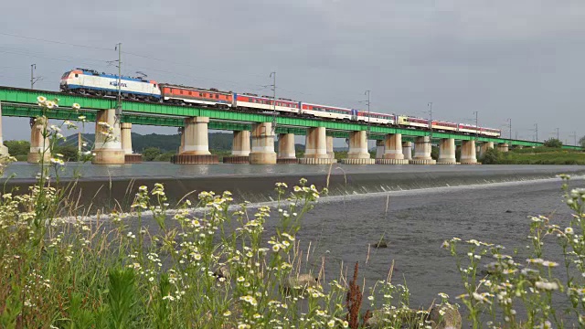 在清州溪，从庆布线行驶的木宫花列车视频素材