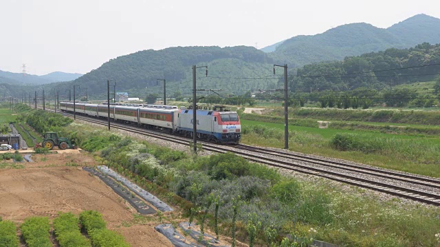 在世宗寺的京布线上运行的木宫花列车视频素材