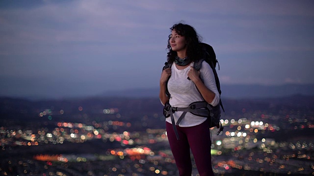 年轻的亚洲女子徒步旅行视频素材