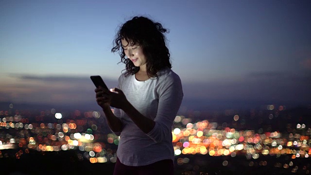 年轻的亚洲妇女使用手机视频素材