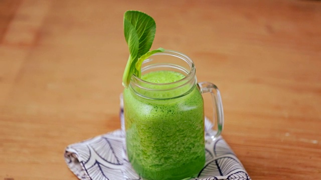 健康的绿色冰沙，加博科伊和菠萝在一个罐子马克杯视频下载