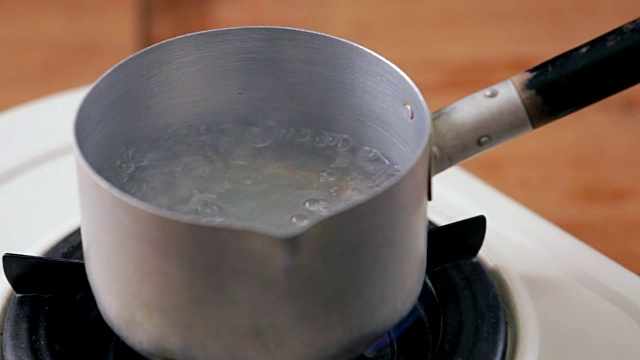 在厨房的锅中烧开水以准备烹饪视频下载
