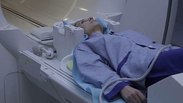 一个正在进行磁共振成像研究的病人视频素材