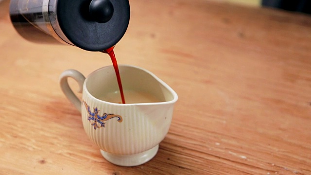 用法式压茶器把茶倒进杯子里视频素材