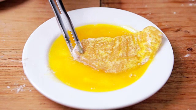 鸡柳蘸蛋。如何制作日本鸡排。视频下载