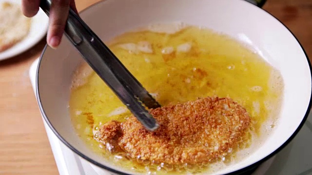 用平底锅煎日本鸡片。如何制作日本鸡排。视频下载