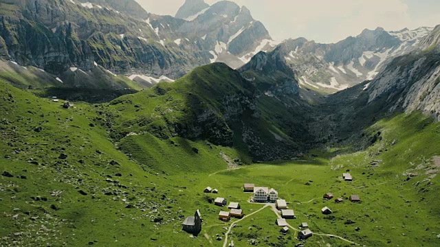 鸟瞰瑞士山区的村庄视频素材
