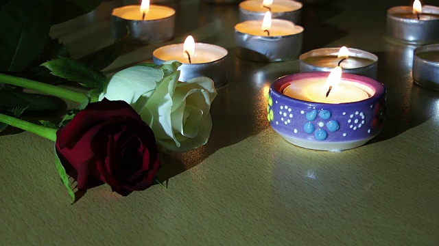 抽象蜡烛灯燃烧和玫瑰花纹理视频素材